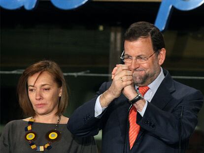 Rajoy y su esposa, Elvira Fernández, en el balcón de la sede del PP la noche de las elecciones, tras conocerse la victoria socialista.
Foto: Gorka Lejarcegi