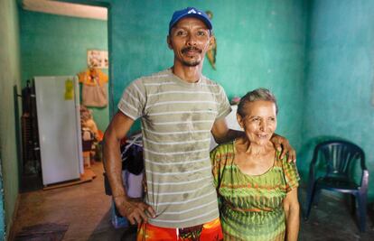 Mario disfruta pasar tiempo con su madre, Divina, en su casa en Tres Palos, México. Desde que terminó su tratamiento en abril de 2104 y ha estado viviendo libre de tuberculosis y trabajando como pescador.