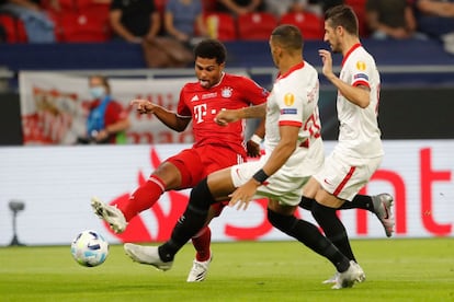 Bayern Munich's German midfielder Leroy Sane (L)  fights for the ball with Sevilla's Brazilian defender Diego Carlos during the UEFA Super Cup football match between FC Bayern Munich and Sevilla FC at the Puskas Arena in Budapest, Hungary on September 24, 2020. (Photo by BERNADETT SZABO / POOL / AFP)