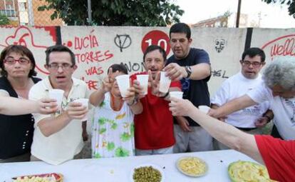 Usuarios del centro ocupacional Magerit, en Carabanchel, despiden su encierro con una fiesta.