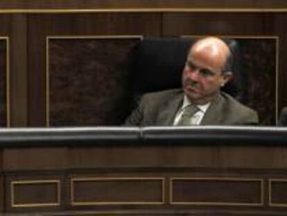 El ministro de Economía, Luis de Guindos, durante un pleno del Congreso de los Diputados. EFE/Archivo