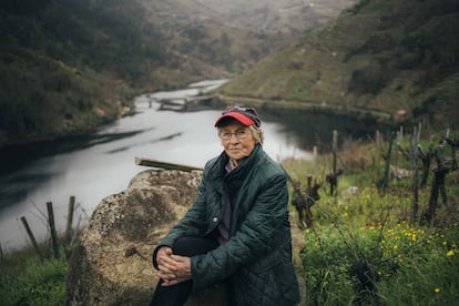 Esther Teijeiro, en uno de sus viñedos junto al río Miño, en Chantada (Lugo).