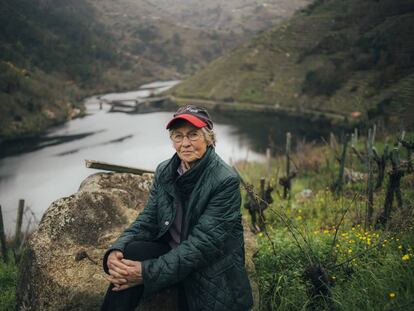 Esther Teijeiro, en uno de sus viñedos junto al río Miño, en Chantada (Lugo).