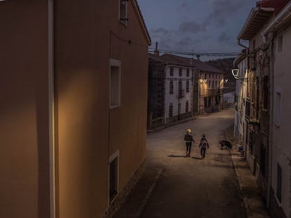 Juan, su madre y su perra Luperca, a la que llamaron como la loba que amamantó a Rómulo y Remo, caminan por la vacías calles de Selas. El número de canes es superior al de personas. Juan va camino de sus clases vespertinas con su tía en el Ayuntamiento. Durante el curso es el único niño del pueblo. En verano, la población de estos lugares se multiplica por tres o por cuatro, también rejuvenece. La estadística marca que los habitantes de más de 65 años son un 41%, mientras que los menores de 14 no llegan al 8%. Uno de los problemas de estas zonas rurales es el envejecimiento de sus habitantes.