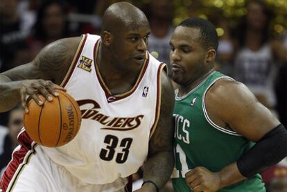 Shaquille O'Neal lucha por un balón con el jugador de los Celtics, Glen Davis