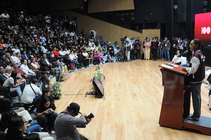 Claudia Sheinbaum se dirige a estudiantes del Politécnico, este lunes.