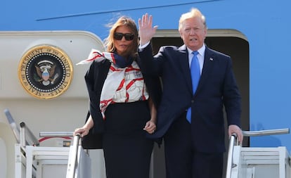 Donald Trump e a primeira-dama, Melania Trump, descem do Air Force One na chegada ao aeroporto de Stansted, em Londres, nesta segunda-feira