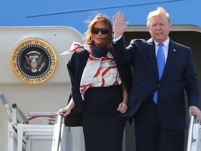 Donald Trump e a primeira-dama, Melania Trump, descem do Air Force One na chegada ao aeroporto de Stansted, em Londres, nesta segunda-feira