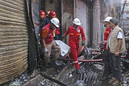 No edifício onde o fogo começou funcionava um armazém de produtos químicos que horas após ser destruído pelas chamas ameaçava desabar. Acredita-se que o incêndio pode ser sido originado em um tanque de gás e ter se estendido rapidamente para edifícios vizinhos onde também eram armazenados produtos químicos. Na imagem, uma equipe dos bombeiros retira o corpo de uma vítima.