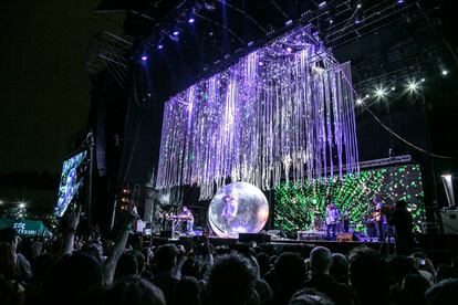 El homenaje a David Bowie a cargo de Flaming Lips.