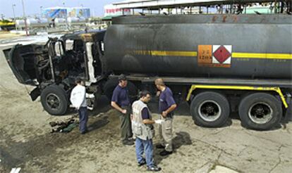 Imagen del camión que tenía adosado un explosivo en Pi Glilot.