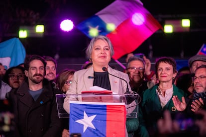 Jeannette Jara celebra la victoria de las elecciones primarias presidenciales en Santiago, Chile.