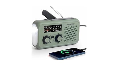 Radio de emergencia multiusos sobre fondo blanco.