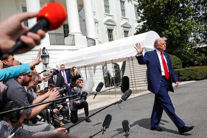 El presidente de los Estados Unidos, Donald Trump, saluda mientras camina para subir al Marine One, con rumbo a Florida, este jueves en la Casa Blanca.