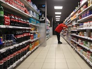 Un hombre en el interior de un supermercado en Madrid.
