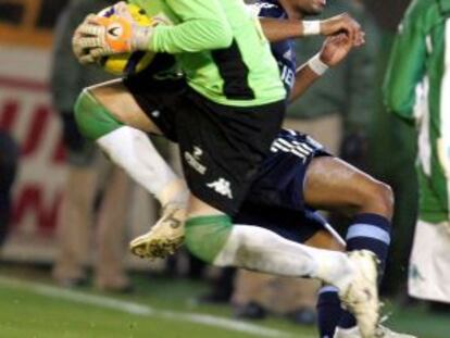 Doblas arrebata el balón a Robinho durante un Betis-Madrid en la temporada 2006