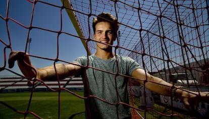 Denis Suarez posa en la ciudad deportiva del Sevilla. 