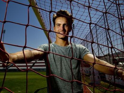 Denis Suarez posa en la ciudad deportiva del Sevilla. 