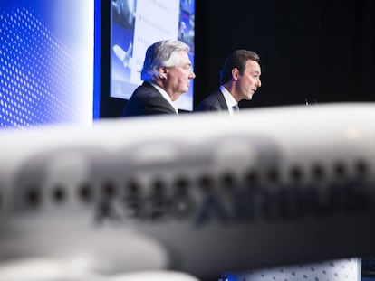 El consejero delegado de Airbus, Fabrice Bregier (dcha), y el director de Operaciones para Clientes de Airbus, John Leahy (izda).