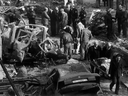 Lugar del atentado de ETA contra una furgoneta del Ej&eacute;rcito en la plaza de la Cruz Verde (Madrid) en 1992. Hubo cinco fallecidos.