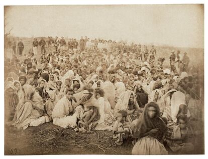 População de mulheres e crianças presas em Canudos, em 1897. O fotógrafo Flávio de Barros foi enviado pelo Governo Federal ao conflito para fotografar a vitória do exército, que dizimou a população local, deixando cerca de 20 mil mortos, entre oficiais e civis.