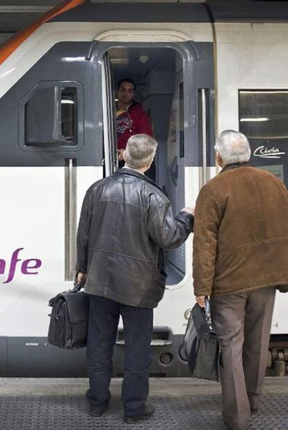 Cambio de maquinistas en un tren de Rodalies, ayer en la estación de Sants.