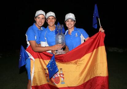 Carlota Ciganda, Azahara Muñoz (center) and Beatriz Recari of Spain and the European Team with the trophy after Europe had beaten America by 18 points to 10 in the 2013 Solheim Cup.