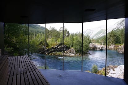 Estas siete cabinas (arriba, la sauna) con vistas a una cascada se apoyan en pilares de acero de apenas un centímetro de grosor. "Son como agujas, acupuntura sobre la roca", explica el arquitecto Jan Olav Jensen. Así no dañan un bosque protegido en el que ni siquiera podían meter máquinas. "Usé materiales ligeros porque había que cargarlos 100 metros andando". Para integrarse en el entorno, se abrieron grandes ventanales sin cortinas, la madera interior se pintó de negro y la exterior se envejeció con vitriolo de hierro. Solo alojan en verano. Desde 155 euros. <a href="http://www.juvet.com" target="_blank">www.juvet.com</a>