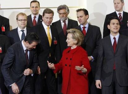 Anders Fogh Rasmussen, izquierda, saluda a la secretaria de Estado norteamericana, Hillary Clinton, tras la reunión de ayer en Bruselas.