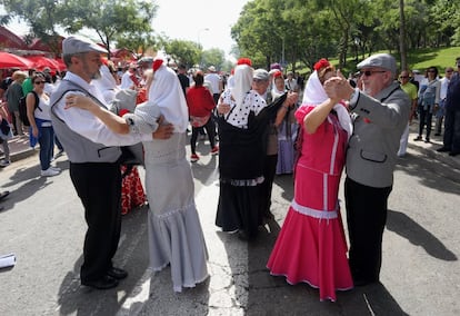 Chulapas y chulapos bailan en las fiestas de San Isidro.