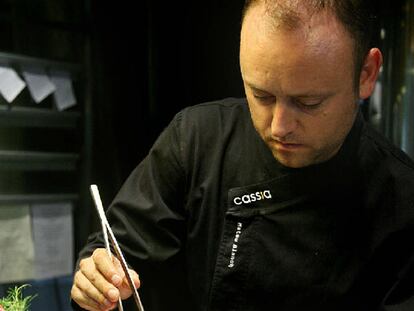 Mateu Blanc, <i>chef </i>del restaurante Cassia de Lleida, prepara un plato aderezado con flores.