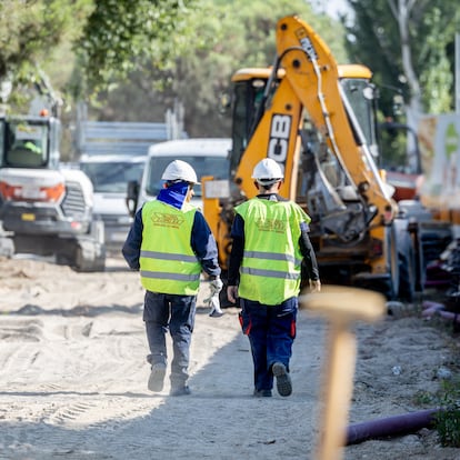 Varios obreros durante el inicio de la segunda fase de las obras de Parque Castellana, a 4 de agosto de 2025, en Madrid (España). El proyecto Parque Castellana producirá una transformación urbana en la que se soterrará el paseo de la Castellana entre la calle Sinesio Delgado y el Nudo Norte de la M-30. La operación, que supondrá una inversión de 98,4 millones de euros, generará un nuevo espacio para uso y disfrute de los vecinos que incluirá zonas estanciales, de recreo y paseo.
04 AGOSTO 2025;OBRAS;CASTELLANA;NUDO NORTE;PARQUE CASTELLANA;CONSTRUCCIÓN;OBREROS;MAQUINARIA
Ricardo Rubio / Europa Press
04/08/2025