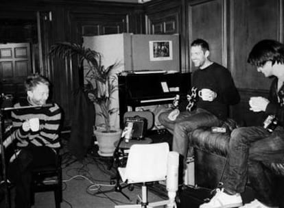 Radiohead, durante un ensayo en el estudio. Abajo, imágenes de la caja-disco de <i>In Rainbows</i>.