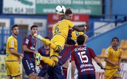 Una fase del partido disputado entre el Alcorcón y el Eibar.