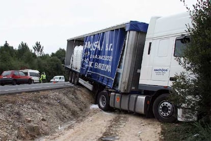 Imagen del accidente en el que ayer murieron tres personas en la carretera de Rbade a Villalba (Lugo).