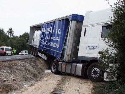Imagen del accidente en el que ayer murieron tres personas en la carretera de Rábade a Villalba (Lugo).