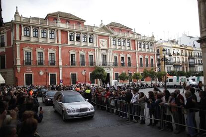 El coche fúnebre ha salido de Dueñas pasadas las 13.15 con dirección al Consistorio. El Ayuntamiento ha decretado un día de luto oficial.