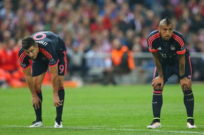 Robert Lewandowski y Arturo Vidal intentan coger aire durante el partido contra el Atlético en el Calderón. 