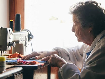 Una mujer utiliza una máquina de coser.