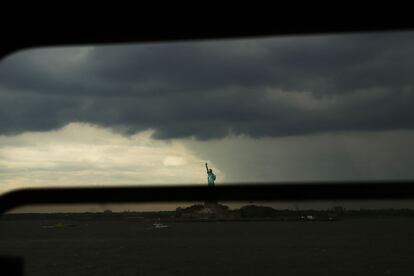 La estatua de la libertad se ve desde el ferry de Staten Island el 11 de junio de 2013 en la ciudad de Nueva York.