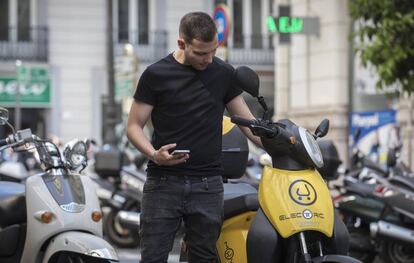 Una de las motos eléctricas de uso compartido que acaba de dejar un usuario.