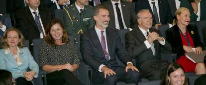 La ministra de Economía, Nadia Calviño, la secretaria general del PSIB-PSOE, Francina Armengol, el rey Felipe VI y el presidente de la la Fundación Bancaria La Caixa, Isidro Fainé.