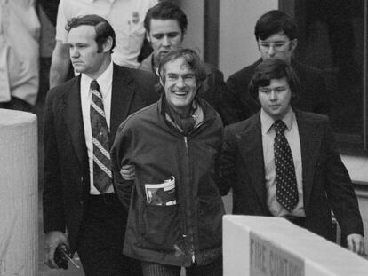 Timothy Leary es escoltado por agentes federales desde un avión de pasajeros en 1972. Leary fue detenido en Afganistán y se enfrentó a cargos de contrabando de drogas, conspiración y evasión de impuestos.