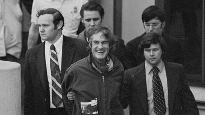 Timothy Leary es escoltado por agentes federales desde un avión de pasajeros en 1972. Leary fue detenido en Afganistán y se enfrentó a cargos de contrabando de drogas, conspiración y evasión de impuestos.