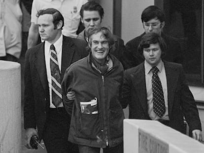 Timothy Leary es escoltado por agentes federales desde un avión de pasajeros en 1972. Leary fue detenido en Afganistán y se enfrentó a cargos de contrabando de drogas, conspiración y evasión de impuestos.