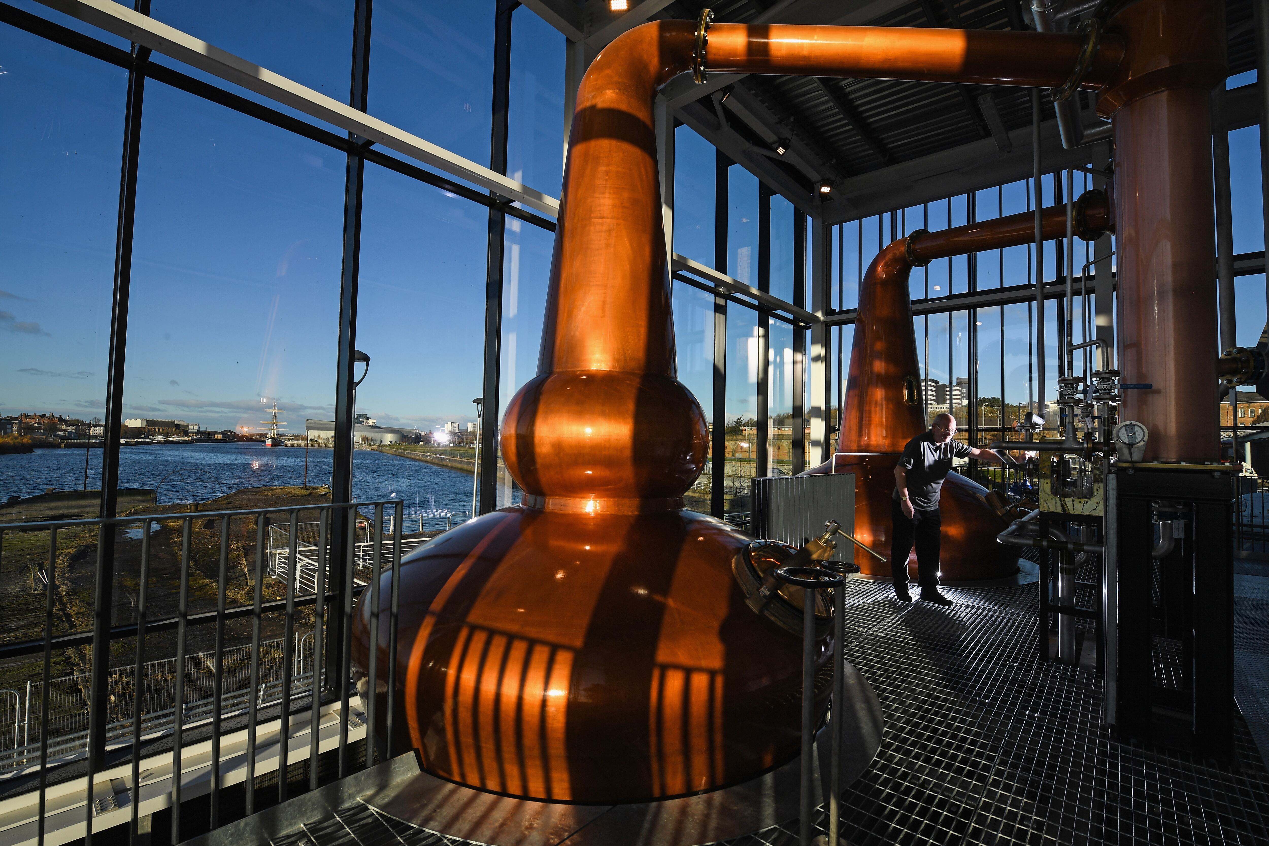 El interior de la Clydeside Distillery, con vistas al río Clyde.