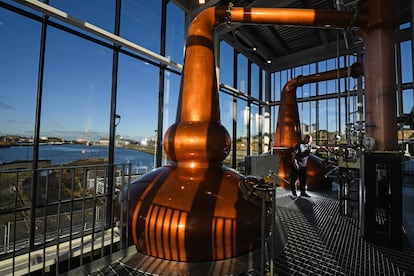 El interior de la Clydeside Distillery, con vistas al río Clyde.