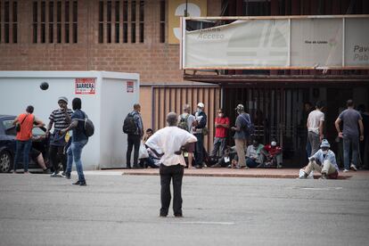 Un grupo de temporeros esperan entrar en el recinto ferial de Lleida.