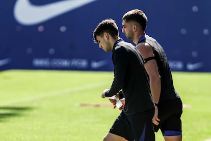 Pedri y Ferran Torres, durante el último entrenamiento del Barcelona antes de visitar al Atlético.