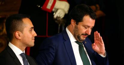 El minist4ro del Interior y jefe de La Liga, Matteo Salvini, junto al ministro de Industria, Luigi Di Maio 